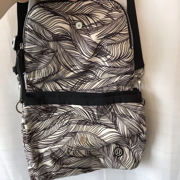 Lululemon Party Om Bag. Sketchy Palms White Black - Picture 6 of 16